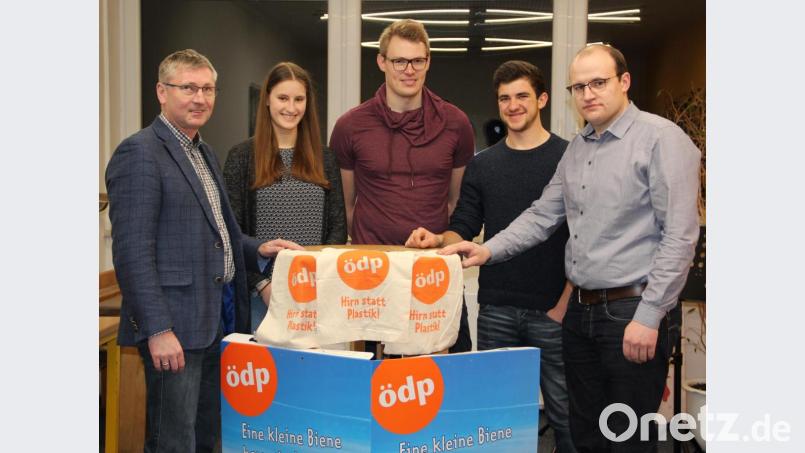 Bei der ÖDP-Wahlversammlung (von links): Franz Badura, Lisa Batek, Tobias Strohbach, Wolfgang Peter und Christoph Zollbrecht. Bild: Christoph Zollbrecht/exb