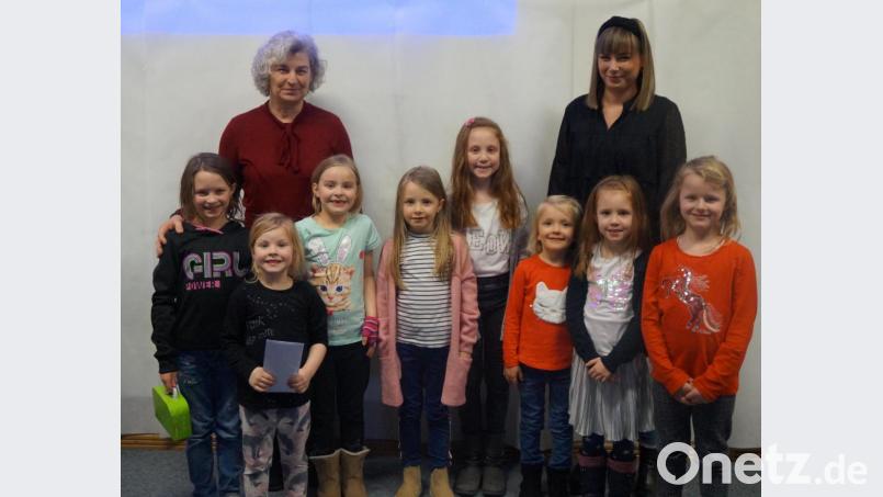 Die aktiven Tänzerinnen bedankten sich beim Dankeabend bei ihren Trainern. Natürlich hatten die Bambinis auch ein Geschenk für Marion und Nicole Dietz (von links) parat, die sie das ganze Jahr über betreuen. Bild: weu