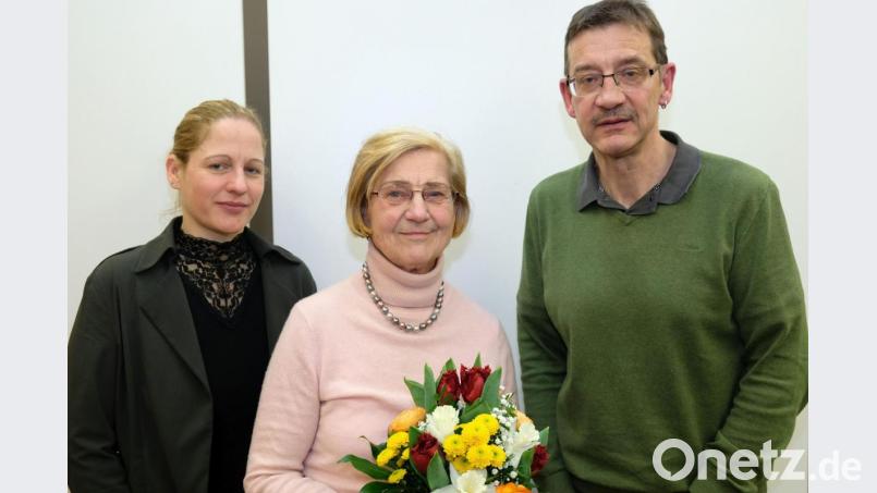 Die Leiterin der Tourist-Information Heike Kober (links) und Kulturamtsleiter Reiner Volkert dankten Elly Weymeyr für ihren 17-jährigen Einsatz als Amberger Gästeführerin und wünschten ihr für die Zukunft alles Gute. Bild: Susanne Schwab/exb