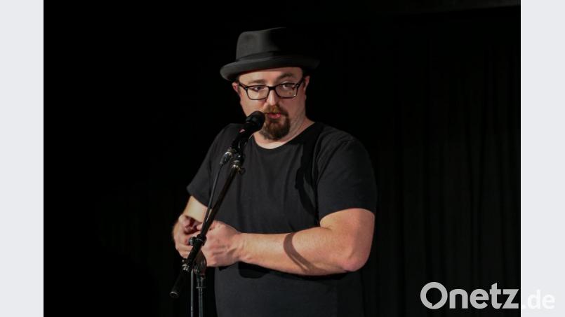 Helmut A. Binser begeistert am Schafferhof das Publikum. Bild: Roland Wellenhoefer