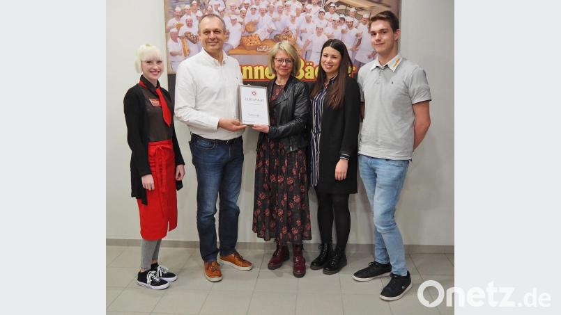 Die stellvertetende Leiterin der Arbeitsagentur Weiden Claudia Wildenauer-Fischer (Dritte von links) übergibt das Ausbildungszertifikat an Firmenchef Gerhard Brunner von Brunner Bäcker. Mit dabei auch (von links) die Auszubildende Christina Hägen, Ausbildungsbeauftragte Eva Würth und Auszubildender Martinez Kartcher. Bild: Bühner