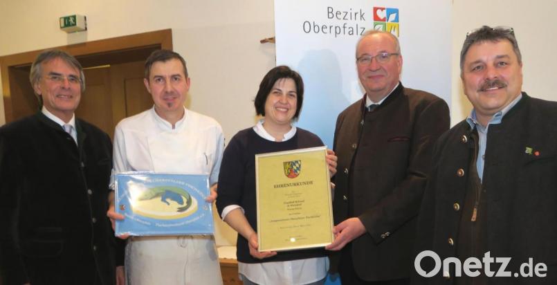 Hans Holler vom Fischereiverband, Bezirkstagspräsident Franz Löffler und Regierungspräsident Axel Bartelt (von rechts) überreichten dem Gastwirtsehepaar Beate und Robert Schiesl Urkunde und Siegel "Ausgezeichnete Oberpfälzer Fischküche". Bild: Hirsch