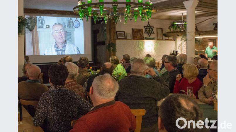 Aufmerksam verfolgten die Zuhörer das kurzweilige Interview mit Ernst Schießl, der hier im Bild auf der Leinwand zu sehen ist. Bild: nza
