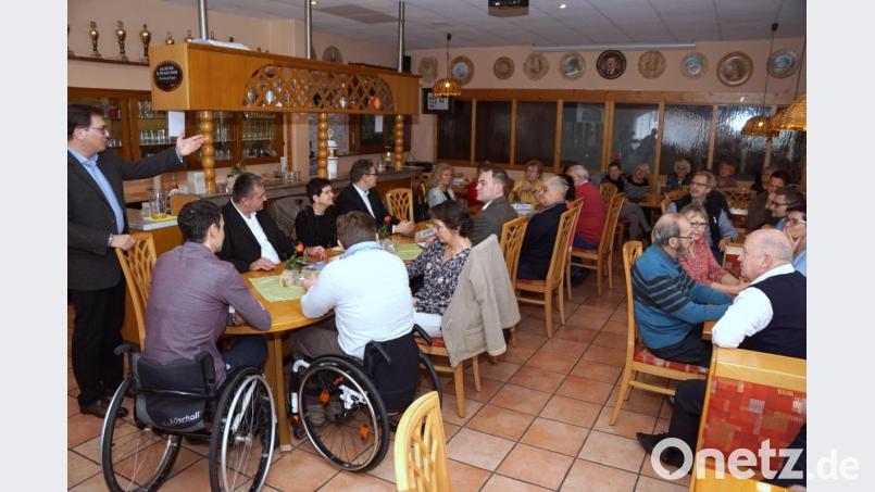 Kaffee, Kuchen und viele Wünsche. Im Schützenhaus hatten am Freitagvormittag die sozialen Einrichtungen der Gemeinde das Sagen. Franc Dierl, vorne links stehend. Bild: bkr