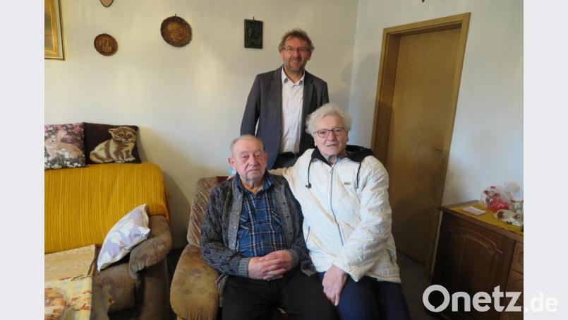 Zweiter Bürgermeister Hermann Schraml (hinten) und Schwägerin Margarethe Kiefer gratulierten Johann Meißner zu seinem 85. Geburtstag. Bild: jzk