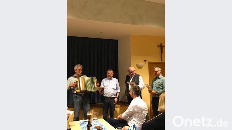 D´Watzendorfer bei ihren Gstanzln über die Stadtratskandidaten der CSU Bild: fdl
