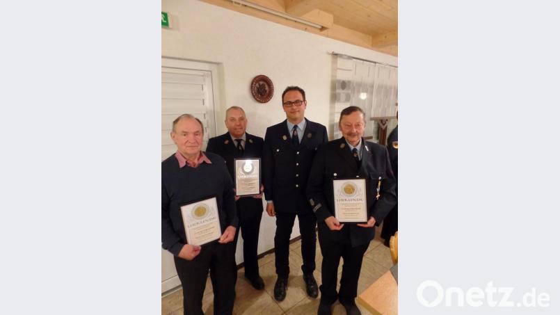 Drei Mitgliedern dankte Vorsitzender Peter Hautmann (Zweiter von rechts) für ihre 50-jährige Treue zum Feuerwehrverein. Entsprechende Urkunden überreichte er an (von links) Hans Preißinger, Richard Pscherer und Christof Pürner. Bild: br