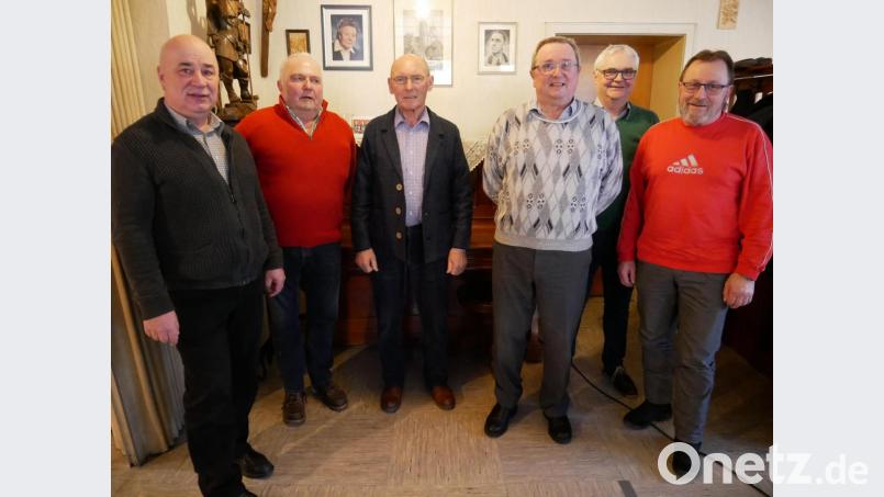 Die bei den Wahlen bestätigte Führungsmannschaft des Arbeiterunterstützungsvereins „Neue Glashütte“: Von links Schriftführer Werner Danhof, Vorsitzender Eugen Rösch und Stellvertreter Karlheinz Hoyer, Geschäftsführer und Kassier Klaus Rösch, Rechnungsprüfer Klaus Kastl und Beisitzer Roman Pritzl. Es fehlt Rechnungsprüfer Albert Kraus. Bild: hmr
