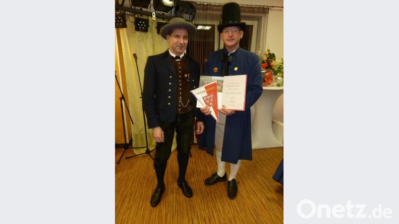 Birgland-Vorsitzender Franz Niebler übergibt an Mildensee-Vorsitzenden Gero Mielczarek einen Korb mit Oberpfälzer Wurstspezialitäten und einen Wimpel der Stadt Sulzbach-Rosenberg mit besten Grüßen von Bürgermeister Michael Göth. Bild: mag