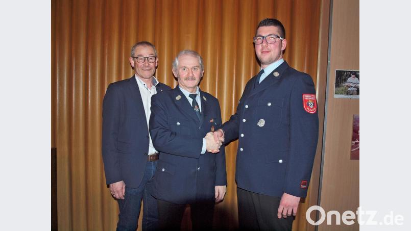 Der neugewählte Vorsitzende Christoph Hirzinger (rechts) dankte gemeinsam mit Bürgermeister Erwin Geitner (links) dem langjährigen Vorsitzenden Georg Edenharter „für alles, was Du für unsere Wehr gemacht hast“. Bild: sön