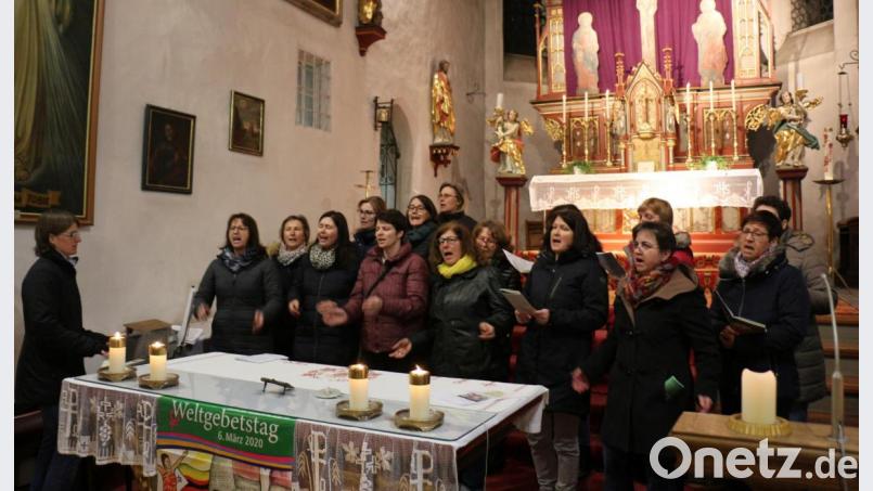 Der Projektchor unter der Leitung von Birgit Kneidl (links) umrahmte die Andacht mit schmissigen und besinnlichen mehrstimmigen Liedern aus Simbabwe. Bild: rpp