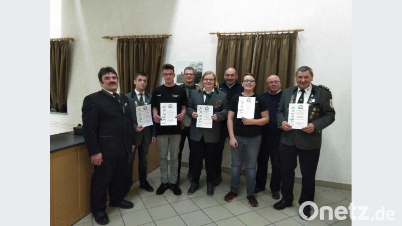 Jugendvereinsmeister wurde Marcel Dobmeier (Dritter von links) gefolgt von Lukas Schmid (Dritter von rechts), Vereinsmeister mit der Luftpistole (LP) Schützenmeister Werner Braun (rechts) und mit dem Luftgewehr (LG) Thomas Seegerer (Zweiter von links). Über die Vizemeisterschaft freuten sich Christina Braun (LP, Mitte) und Matthias Bartmann (LG, Vierter von links). Bild: rfi