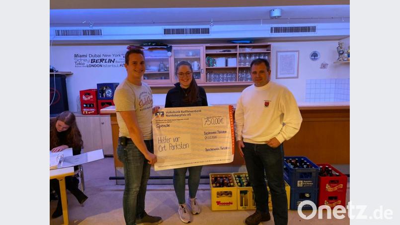 Ein Teil der Einnahmen aus der Altkleidersammlung im Herbst 2019 werden vom Burschenverein gespendet. Eine Summe von 750 Euro geht an die Helfer vor Ort in Parkstein. Außerdem gab es bereits eine Sachspende von 200 Euro an die Krabbelgruppe Parkstein gespendet. Bild: exb/Theresa Hösl