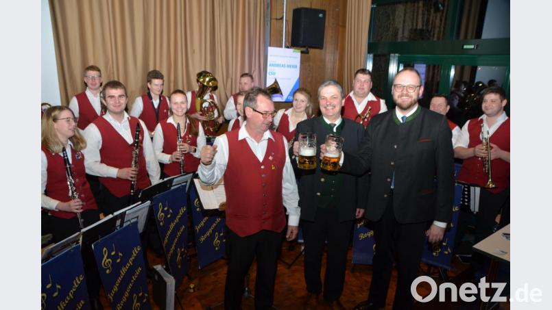 Landrat Andreas Meier und Bürgermeister Andreas Wutzlhofer (von rechts) waren bestens gelaunt bei der CSU-Abschlusskundgebung in der Stadthalle. Mit feurigen Reden werben sie um das Vertrauen der Bürger in Stadt und Landkreis. Die Roggensteiner Jugendkapelle, unter Leitung von Josef Wolfrath spielte zünftig zu Bier und Brotzeit auf. Bild: dob