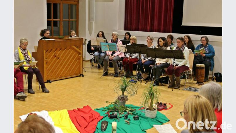 Eine für den Weltgebetstag zusammengestellte „Frauenband“ gestaltete die Feier mit rhythmischen Liedern und Gesängen aus dem südafrikanischen Land. Bild: bph