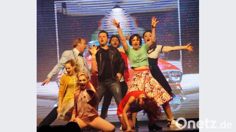 Die acht Künstler der Show „Best of Musical“ begeisterten das Publikum in der Schwarzachtalhalle mit einer furiosen Show. Bild: weu