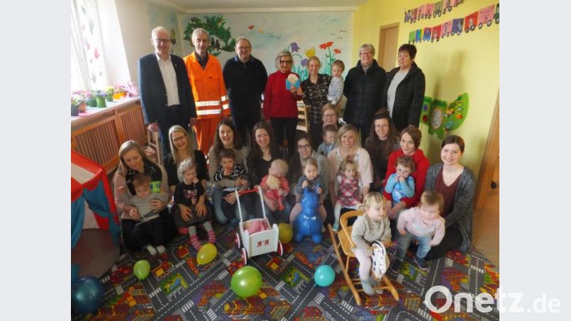 Viel Freude herrscht bei Groß und Klein, als Bürgermeister Bernhard Lindner, Bauhofkoordinator Josef Wismeth, Bauamtsleiter Christian Gräßmann, Frauenbund-Vorsitzende Hildegard Gallitzendörfer, EKG-Leiterin Alexandra Karl, Frauenbund-Vorstandsmitglieder Rosa List und Lisa Adam (hinten von links) die Eltern-Kind-Gruppen besuchen. Bild: ibj
