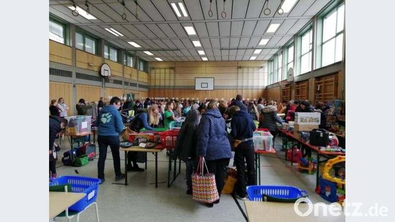 12000 Artikel rund ums Kind gibt es in der Turnhalle. Bild: fz