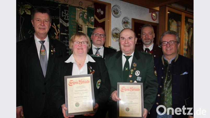 Elfriede Kamm wurde zur Gauehrensportleiterin, Bruno Rosner zum Gauehrenschützenmeister ernannt. Von links Gauschützenmeister Manfred Zölch, Elfriede Kamm, Zweiter Gauschützenmeister Martin Dietz, Bruno Rosner, Bezirksschützenmeister Harald Frischholz und Bürgermeister Toni Dutz. Bild: kro