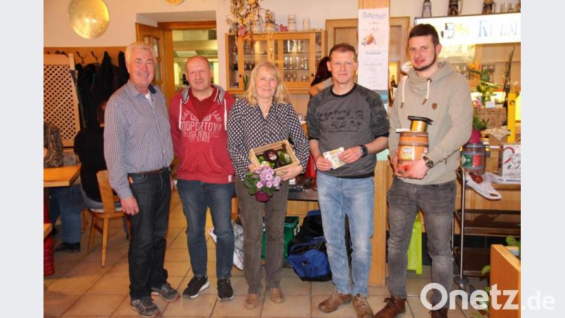 Vorsitzender Josef Varnhold überreichte an Alois Kirner, Franziska Fürnrohr, Martin Ram und Manuel Bodensteiner (von links) die Preise und gratulierte dazu. Bild: sl