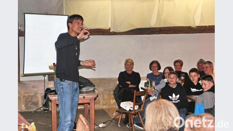 Adrian Roßner (links) sprach vor rund 100 Zuhörern über Bräuche und Aberglauben im Fichtelgebirge. Bild: hai