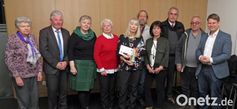 Bärbel Strobl (Vierte von rechts) steht weiter an der Spitze des Vorstands beim Bund der Berliner. Brigitte Helm gilt mit Präsenten der Dank für 38 Jahre ehrenamtliche Arbeit im Verein. Bild: Dobmeier