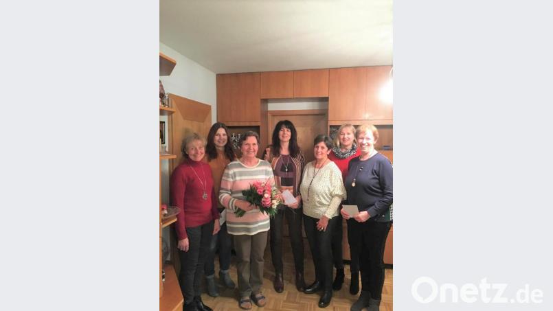 Jubilarin Renate Schmidt (mit Blumenstrauß) freut sich über die Glückwünsche von den Abordnungen von Frauenbund und Frauen-Union aus Pleystein. Bild: tu