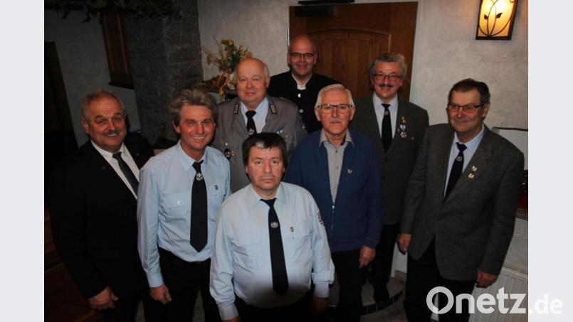 Langjährige Mitglieder ehrte die Krieger- und Soldatenkameradschaft Wernersreuth. Unser Bild zeigt die Geehrten (vorne Mitte) mit den Ehrengästen und Vorsitzendem Josef Böhm (Zweiter von rechts). Bild: kro