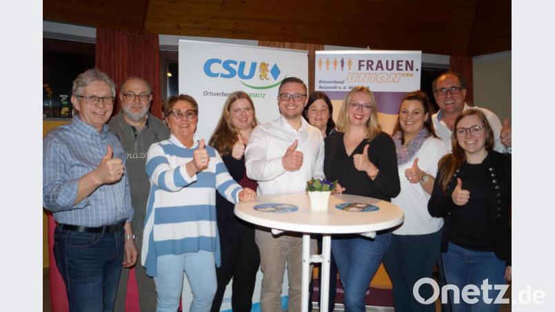 Daumen hoch für ein gutes Wahlergebnis. Beim Wahlkampfabschluss von CSU, FU und JU geben sich die Verantwortlichen optimistisch. Bild: du