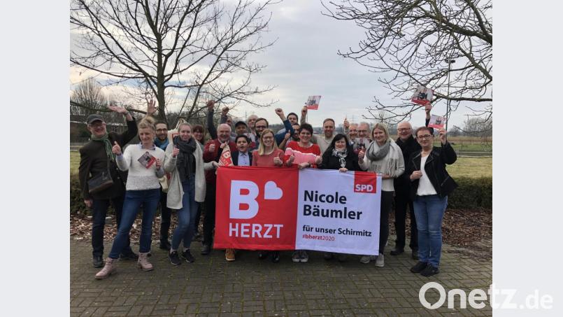 SPD-Bürgermeisterkandidatin Nicole Bäumler freut sich mit zahlreichen Unterstützen über den gelungen Wahlkampfabschluss. Bild: du