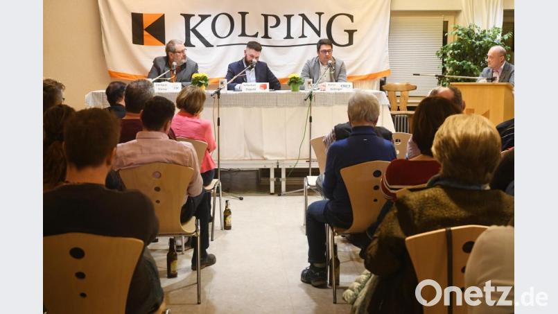 Aus den Reihen der Zuhörer kommen einige Fragen an die Bürgermeisterkandidaten auf dem Podium. Bild: Gabi Schönberger