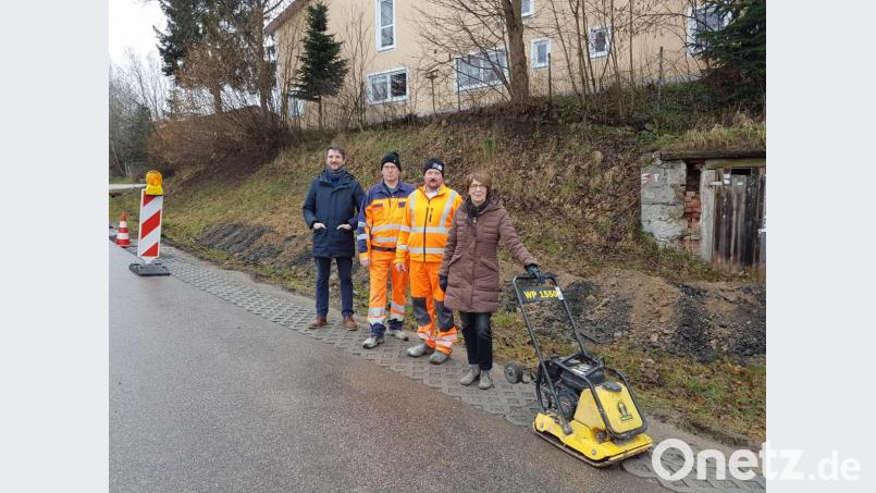 Ein großes Lob für die rasche Umsetzung gebührt (von links) Bauamtsleiter Christian Meier, Johannes Grötsch und Wolfgang Hettler durch Bürgermeisterin Margit Kirzinger. Bild: fjo