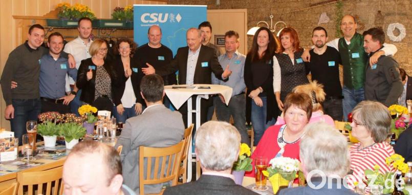 Ein eingeschworenes Team, das die Flosser Zukunft vorantreiben will – die CSU-Gemeinderatskandidaten um ihren Bürgermeisterkandidaten Armin Betz. Bild: lst