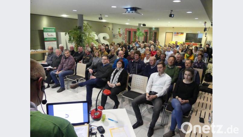 Roland Wiesent stimmt die Wahlhelfer der Verwaltungsgemeinschaft auf den 15. März ein und stellt Bettina Bitterer und Christopher Neukam (vorne, von rechts) als seine Nachfolger vor. Bild: rn