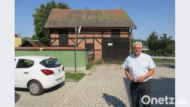 Rote Backsteine und braune Balken prägen die Scheune, die Bürgermeister Rupert Troppmann zu einem Kommunbrauhaus umbauen will. Rechts um die Kurve geht es zur Einfahrt zum Parkhaus unter dem ehemaligen Schermanwesen. Bild: ui
