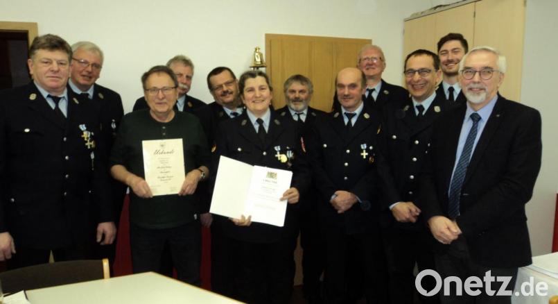 Kreisbrandmeister Josef Lingl (links, hinten) Kreisbrandrat Robert Heinfling (Vierter von links) und Bürgermeister Manfred Rodde (rechts) gratulierten den Geehrten. Bild: ksi