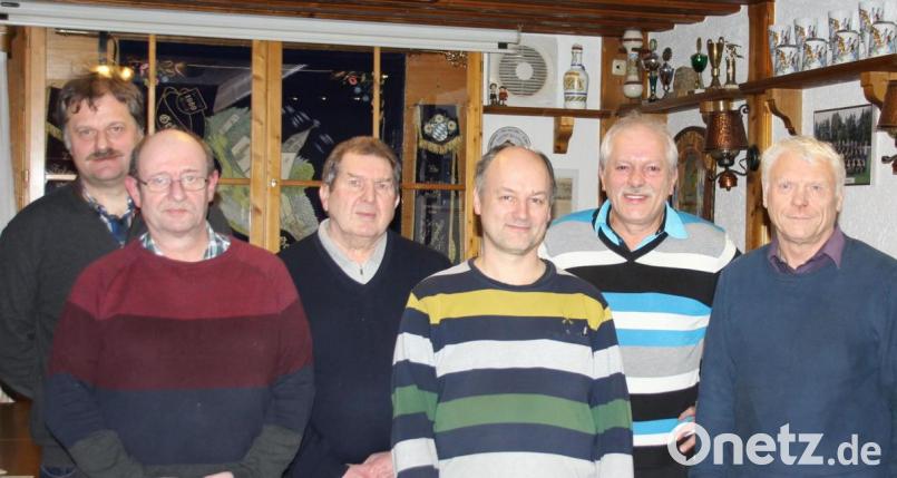 Rudolf Kraus, Karl Steinbacher, Winfried Endler, Michael Nickl, Martin Streim und Josef Prechtl (von links) errangen den Meistertitel in der A-Klasse Marktredwitz. Bild: exb