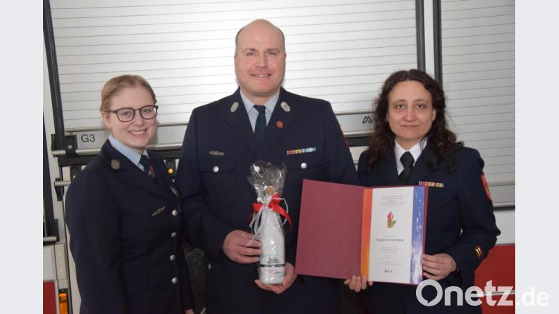 Die Ehrennadel der Deutschen Feuerwehrjugend in Silber plus Urkunde des Feuerwehrverbandes für Siegfried Kammerer. Bild: fz