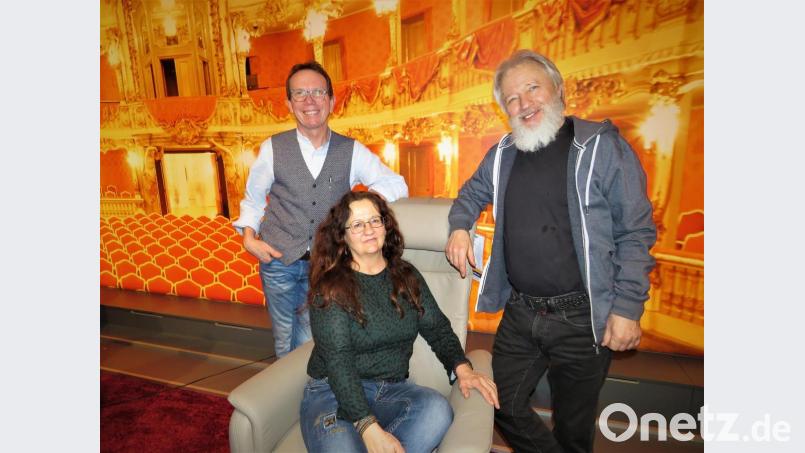 KuWa-Vorsitzender Wolfgang Horn, KuWa-Pressesprecherin und Produzentin Ulla Britta Baumer und Regisseur Manfred Grüssner (von links) haben sich fürs Pressegespräch eine imposante Kulisse ausgesucht. Gespielt wird aber Kunsthausbühne. Denn eine derart berühmte Bühne wie auf dem Foto bleibt für die Sommernachtstraum-Inszenierung ein Traum. Bild: ubb