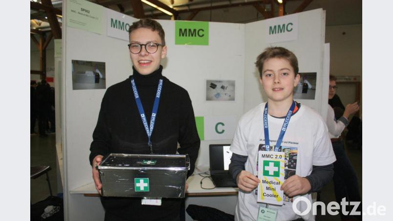 Matthias Benner (links) und Kilian Scharf (rechts) vor ihrem Stand in den Jurahallen in Neumarkt bei &quot;Jugend forscht&quot;. Bild: ero ero