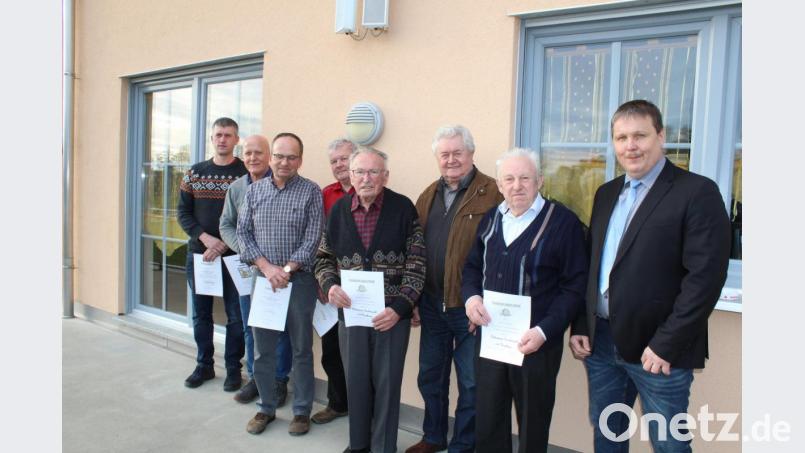 Treue Mitglieder wurden bei der Jahresversammlung der Imker ausgezeichnet (von links): Winfried Schaller, Karl Wild, Hubert Schrems, Ludwig Gradl, Wolfgang Malzer, Erhard Hamann, Xaver Gleißner und Vorsitzender Martin Fischer. Bild: hä