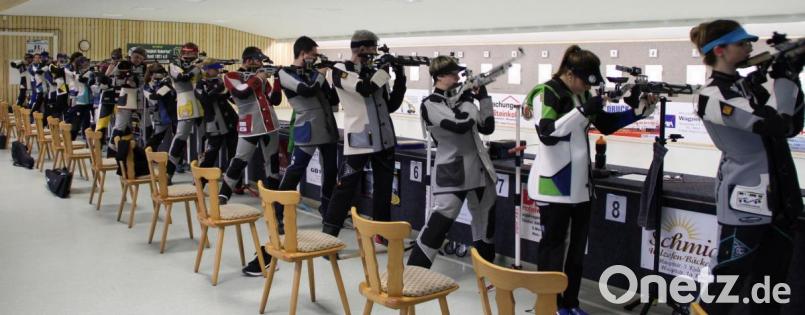 Hochbetrieb am Schießstand von Hubertus Kastl. Am letzten Wettkampftag traten alle acht Mannschaften der Luftgewehr-Bayernliga an. Auf dem Bild duellieren sich (von links) Neumühle und Luckenpaint sowie Holzhammer und Neubau. Bild: ffl