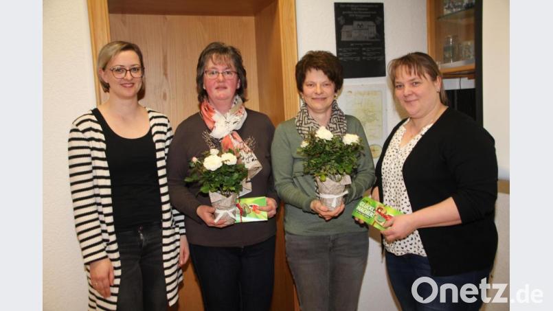 Vorsitzende Sabine Zimmermann (zweite von rechts) und Stellvertreterin Sabine Eckl (zweite von links) sind nach zwölf Jahren mit Blumenpräsenten aus ihrem Ämtern verabschiedet worden. Bild: frd