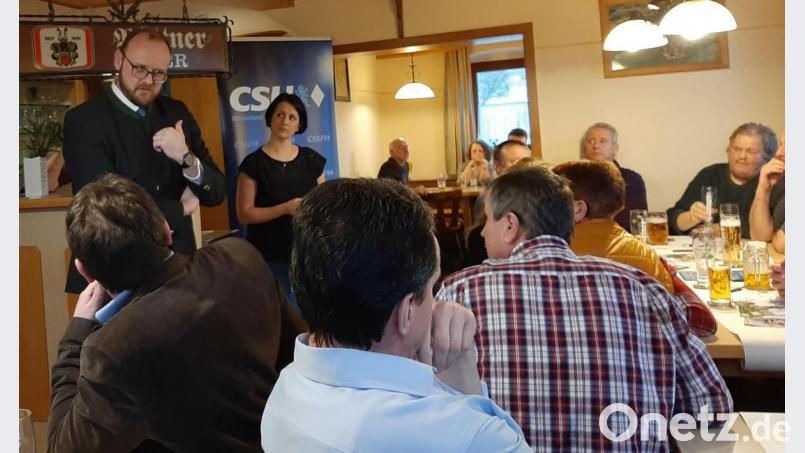 Landrat Andreas Meier und CSU-Ortsvorsitzende Tanja Renner (stehend, von links) stehen zum Wahlkampfabschluss Rede und Antwort. Bild: ilt