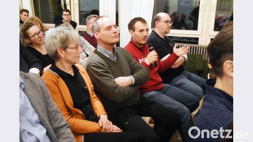 Johannes Gleißner (roter Pullover) und Josef Gleißner (links daneben) bringen sich mit Beiträgen bei der Podiumsdiskussion der Bürgermeisterkandidaten ein. Bild: Gabi Schönberger