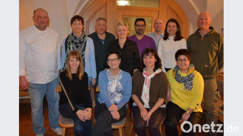 Dreißig Jahre nach dem Ende ihrer Schulzeit kamen die ehemaligen Schüler der 10c der Fichtelgebirgsrealschule Marktredwitz zu einem Klassentreffen in Groschlattengrün zusammen. Gefeiert wurde im Gasthof Knopf, beim ehemaligen Mitschüler und heutigen Wirt Hartmut Knopf (stehend, links). Bild: jr