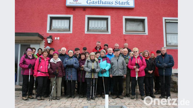 Zum Andenken an ihre Haidenaab-Tour stellten sich die Teilnehmer aus der Oberpfalz und aus Oberfranken mit ihrem Eschenbacher Wanderführer Josef Kämpf (hinten rechts) nach der Mittagspause zum Gruppenfoto zusammen. Bild: gpa