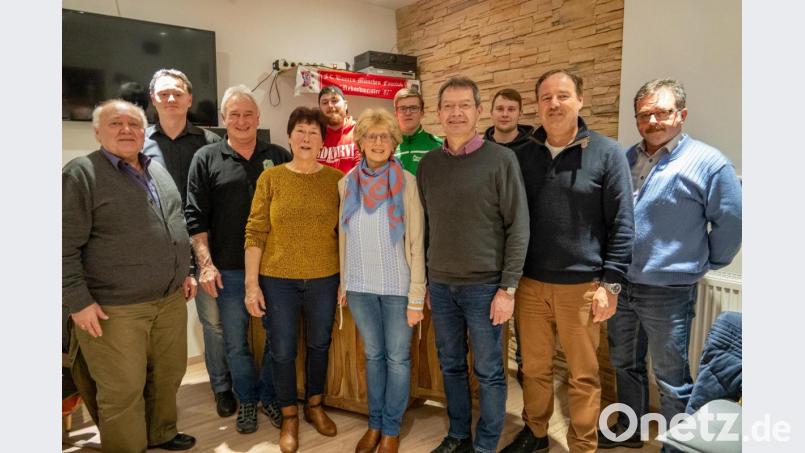 Das gewählte Vorstandsteam präsentiert sich: (vordere Reihe von links) Richard Scheiterer, Hans Scheiterer, Josef Hellerbrand, Erika Betz, Helga Fiedler, Fritz Bock und Engelbert Horn. Neu in der Vorstandschaft sind Manuel Rettinger, Tobias Eichstetter und Markus Hellerbrand (hintere Reihe von links) Bild: Josef Eibauer
