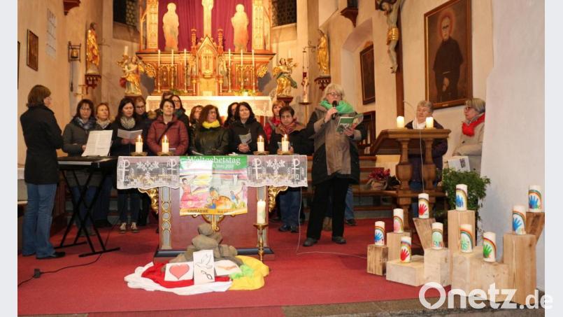 Frauen aus Kastl und Waldeck trafen sich in der St. Margaretha-Kirche in Kastl zum Weltgebetstag der Frauen.
Vor dem Altartisch waren die Symbole aus der Andacht aufgebaut. Bild: rpp