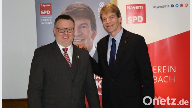 Gemeinsam stellten SPD-Bürgermeisterkandidat Daniel Weidner und Landratskandidat Michael Rischke (von links) ihr Wahlprogramm vor. Bild: ibj